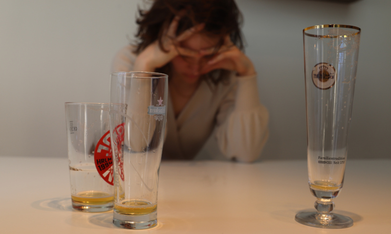 Lege bierglazen doet pijn bij persoon